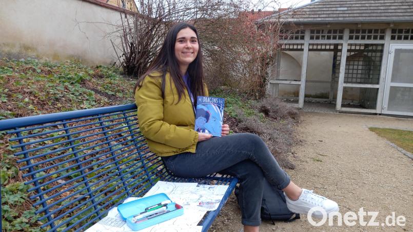Die Zeichensachen hat die 17-jährige Ambergerin Alexa Valenzuela Chavez immer dabei. Die Schülersprecherin des Gregor-Mendel-Gymnasiums hat ihr erstes Comic-Buch veröffentlicht. Bild: wpt