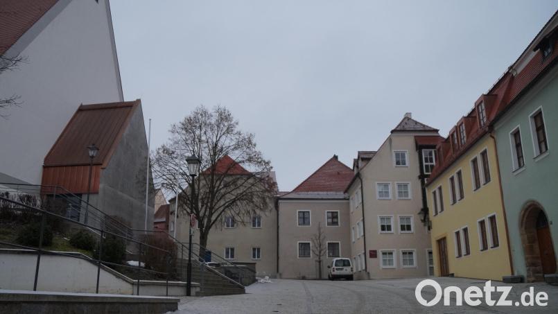 Umgestaltungsmaßnahmen zur Kirche St. Josef (links) wie begrünte Spaliere an Turm sowie der Sakristei und ein aktiver Brunnen vor dem Pfarrhof sollen den Platz aufwerten. Auf der Rückseite des gelben Erweiterungsbaus des Rathauses &quot;Im Berg 7&quot; wird ein Innenhof gestaltet, der mit Grünflächen, Sitzbänken und einem Schatten spendenden Baum in der Mitte zum Verweilen einlädt. Bild: wel