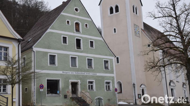 Wenn die Hohenburger den Zuschlag für das neue Naturparkzentrum erhalten, soll es in das ehemalige Ackerbürgerhaus (Mitte) am Marktplatz einziehen. Bild: bö