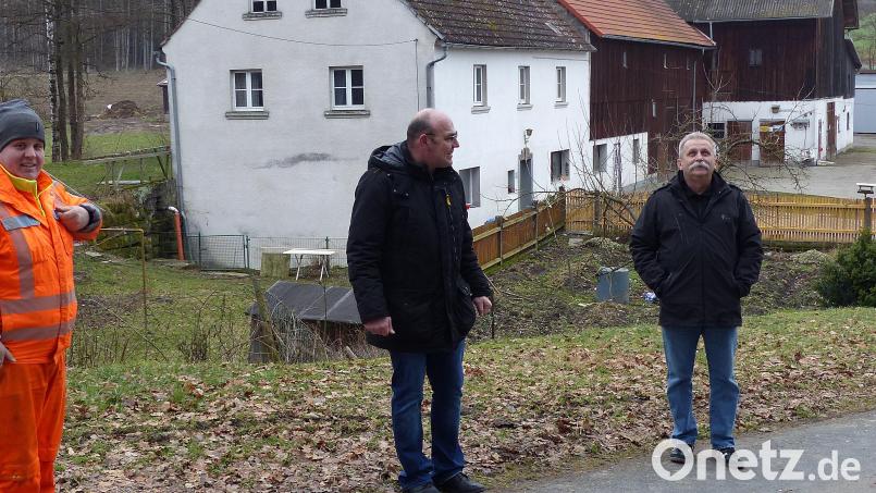 Das erste Kabel für die Breitbanderschließung wird wohl in Richtung Neumühle führen. Jürgen Höreth von der Telekom, Bürgermeister Johannes Schmid und Alexander Strauß vom Bauhof besichtigten den Streckenverlauf. Bild: lgc