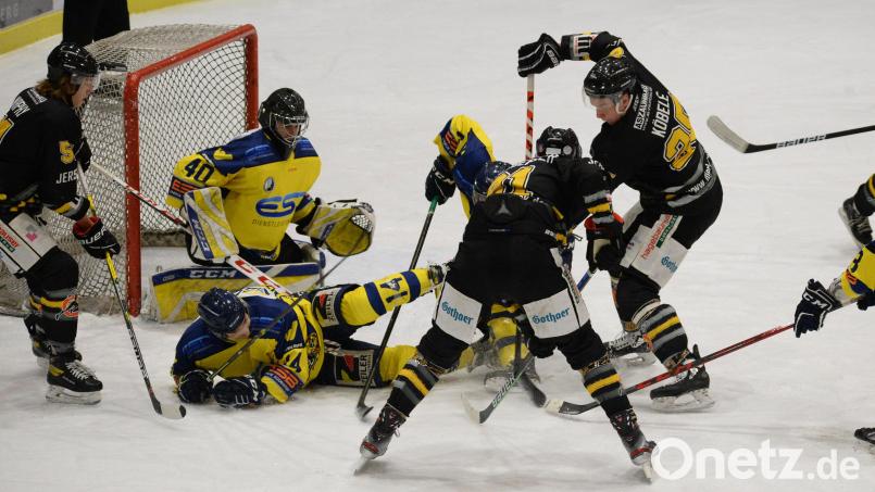 Als einziges Spiel des Spieltags in der Bayernliga-Aufstiegsrunde hatte der ERSC Amberg die "Löwen" aus Waldkraiburg zu Gast. Hier belagern Ryan Murphy (schwarze Trikots von links), Michael Kirchberger und Felix Köbele das Gästetor. Bild: Andreas Brückmann