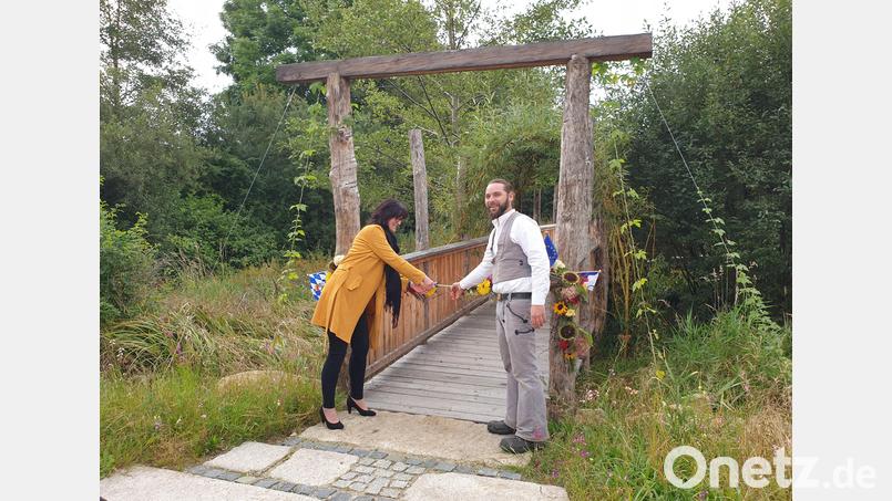 Die beiden Projektleiter Kateřina Zajíčková, von der tschechischen Bildungseinrichtung Revis in Tachov und Michael Winkler, vom Verein &quot;Via Carolina – Goldene Straße&quot; eröffneten das Umweltareal, in dem sie das breite Blumenband mit zwei Gartenscheren durchschnitten. Bild: hns
