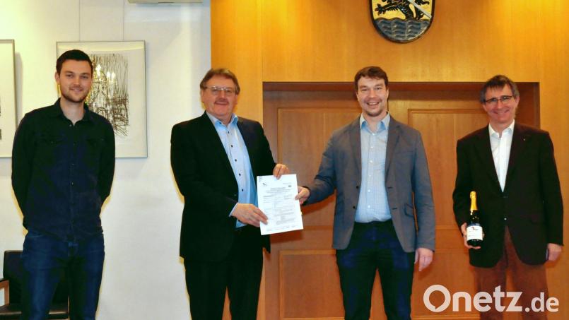 Die Stadtwerke Amberg Versorgungs GmbH beliefern die Stadt Vilseck weiter mit Gas (von rechts): Stadtwerke-Geschäftsführer Stephan Prechtl (rechts), vom Stadtwerke-Energiehandel &amp; Vertrieb Florian Andersch, Bürgermeister Hans-Martin Schertl und der Vilsecker Stadtkämmerer Freddy Pröls. Bild: Karoline Gajeck-Scheuck/exb