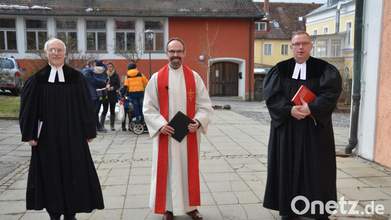 Diakon Fabian Endruweit (Mitte) beendet nun seine Zeit in der evangelischen Kirchengemeinde in Vohenstrauß und wechselt an das evangelische Jugendwerk nach Weiden. Stellvertretender Dekan Thomas Berthold (rechts) und Vakanzvertreter Pfarrer Georg Hartlehnert (links) geleiten Endruweit auf seinen letzten Metern hinaus. Bild: dob