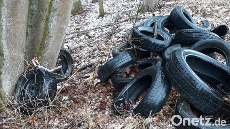 Hinweise sind gefragt. Unbekannte haben in Hahnbach Altreifen auf einem Parkplatz entsorgt. Bild: Robert Herrmann/exb