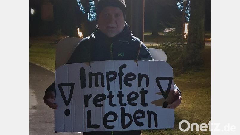 Auch in Pressath haben die &quot;Montagsspaziergänge&quot; von Querdenkern und Impfgegnern in den vergangenen Wochen Zulauf erhalten. Jetzt macht sich verstärkt Widerstand breit. Erhard Walberer will mit seinen Transparenten darauf hinweisen, dass nur durch Impfen eine Herdenimmunität erreicht wird. Hätte die Wissenschaft nicht so rasch wirksame Impfstoffe entwickelt, so seine Argumentation, dann wäre die Zahl der Toten erheblich höher. Bild: mng