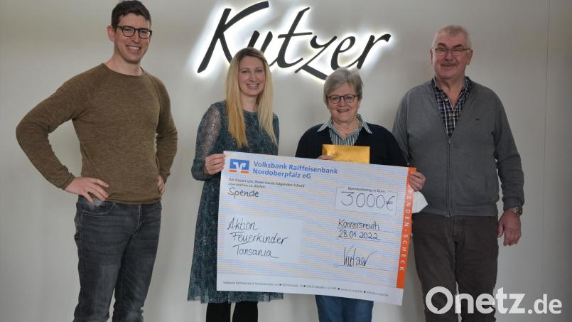 Einen Scheck über 3000 Euro für die Aktion Feuerkinder erhielt Dr. Annemarie Schraml (Zweite von rechts) vom Backhaus Kutzer. Überreicht haben ihn Robert Kutzer (rechts), Patrick Kutzer und Verena Kutzer. Bild: jr