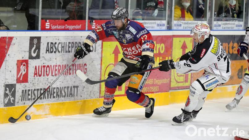 Mark Heatley am Puck: Der 37-jährige Deutsch-Kanadier hat sich rechtzeitig vor Ende der Wechselfrist den Blue Devils angeschlossen. Bild: A. Schwarzmeier