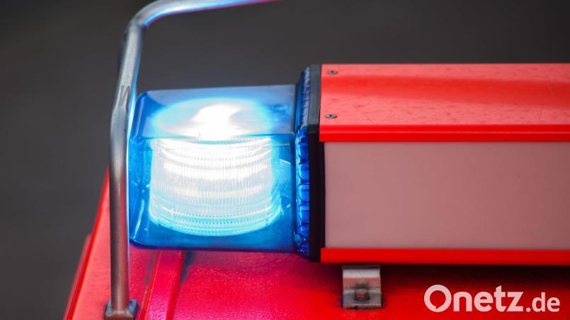 Ein Großaufgebot an Feuerwehr und Rettungskräften eilte am Montagnachmittag nach einem Notruf wegen eines angeblichen Brandes zur Schule in Kirchenthumbach. Symbolbild: Daniel Bockwoldt/dpa