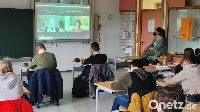 Die Holocaust-Überlebende Ruth Melcer erzählte den Schülerinnen und Schülern des Johann-Andreas-Schmeller-Gymnasiums Nabburg im Rahmen einer Videokonferenz des &quot;Zeitzeugenforums der Friedrich-Ebert-Stiftung&quot; von dem Leid, das sie im Konzentrationslager Auschwitz-Birkenau ertragen musste. Bild: Andreas Fröhlich/exb