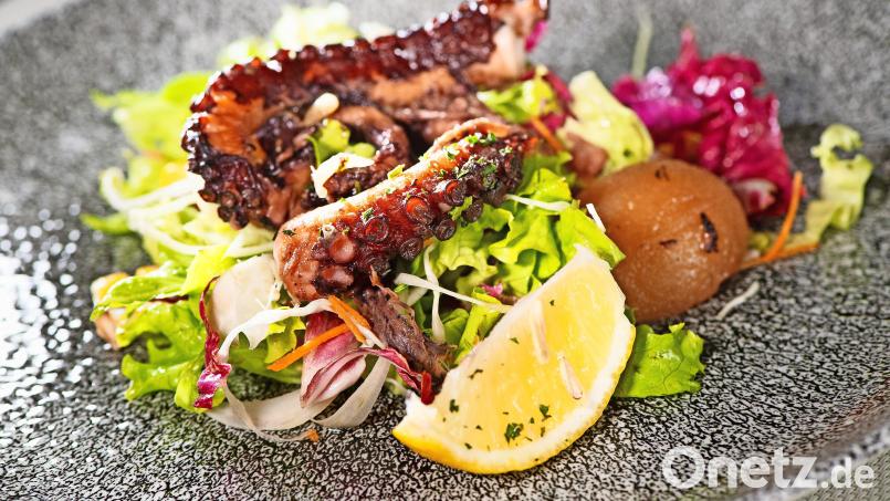 Pulpo in verschiedensten Variationen, aber auch andere Meeresfrüchte oder Gemüse-Tapas und Gegrilltes – die spanische Küche, speziell die galicische, soll im nächsten Jahr in Marktredwitz Einzug halten. Symbolbild: Franziska Gabbert/dpa