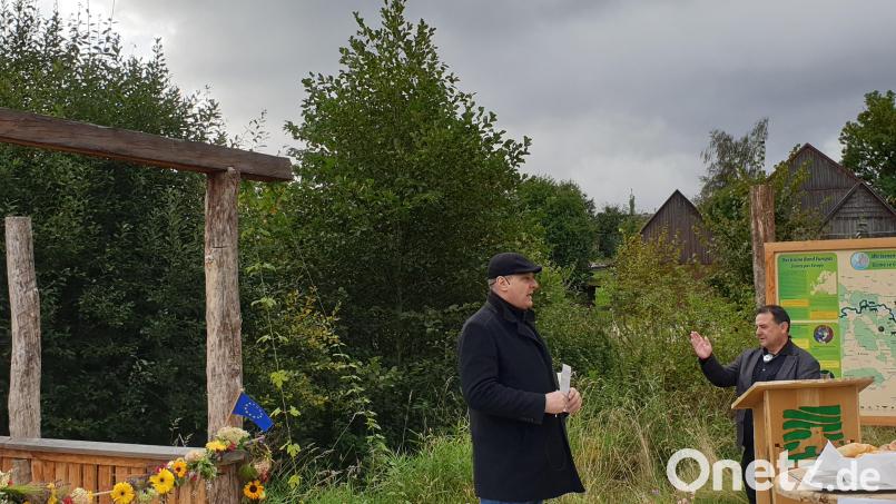 Bärnaus Pfarrer Konrad Amschl spendete dem Umweltareal den Segen. Bild: hns