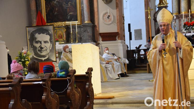 Den Festgottesdienst zum Gedenken an den Ordensgründer der Salesianer Don Boscos zelebriert Diözesanbischof Rudolf Voderholzer in der Pfarrkirche St. Jakobus in Ensdorf. Bild: bö