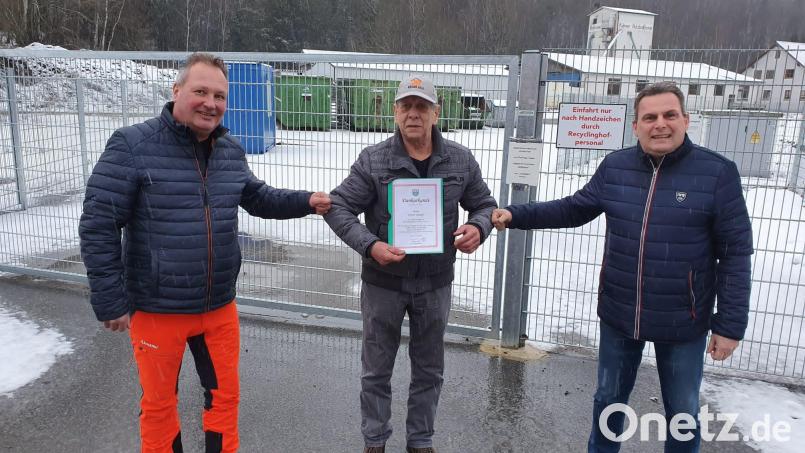 Michael Lorenz (links) übernimmt künftig die Aufgabe Erhard Stümpfls (Mitte), dem Bürgermeister Norbert Eckl (rechts) für seinen Einsatz dankte. Bild: Gemeinde Teunz/exb