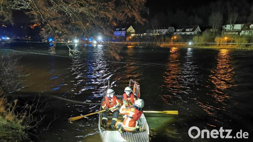 Mit Booten ruderten die Feuerwehrleute mitten in der Nacht auf den Rußweiher hinaus und leuchten ihn aus, um eine Frau zu retten. Bild: mde