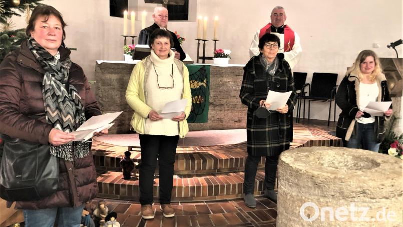 Den ökumenischen Gottesdienst gestalteten (vordere Reihe von links) Inka Karger, Gabi Gilch, Monika Lang, Julia Forster sowie (im Hintergrund) Pfarrer Norbert Schlinke und Pfarrer Alfons Kaufmann. Bild: lg