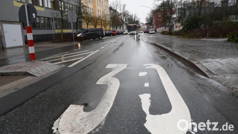 Runter vom Gas: An vielen Stellen in Weiden gilt bereits Tempo 30 – wie hier vor dem Augustinus-Gymnasium. Bild: Gabi Schönberger