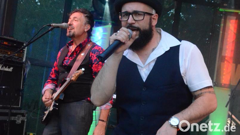 Richie Necker (links) und Rocky Verardo, hier bei den Sommerserenaden, kommen zusammen mit Andrea Paoletti als Gruppe „I CantAutori“ ins Parapluie in Weiden. Archivbild: Kunz