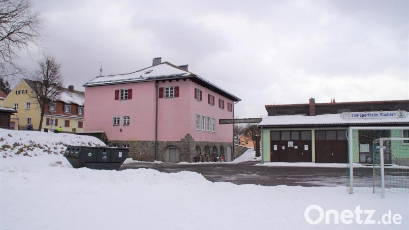Die Beheizung des ehemaliges Polizeigebäudes (links), der ehemaligen Schule (rosa Gebäude) und rechts daneben des Sportheims sollte nach Meinung des Gemeinderats von einer Engergiequelle aus möglich sein. Bild: mmj