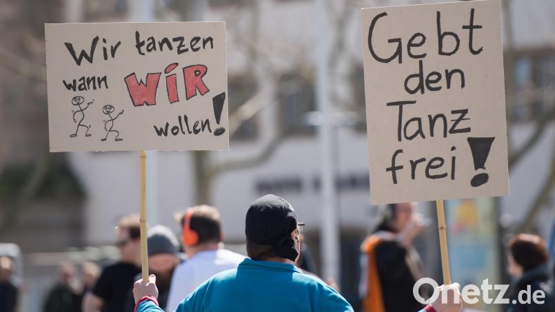 Ein Teilnehmer protestiert auf einer Versammlung gegen das Tanzverbot am Karfreitag. Archivbild: Wolfram Kastl/dpa
