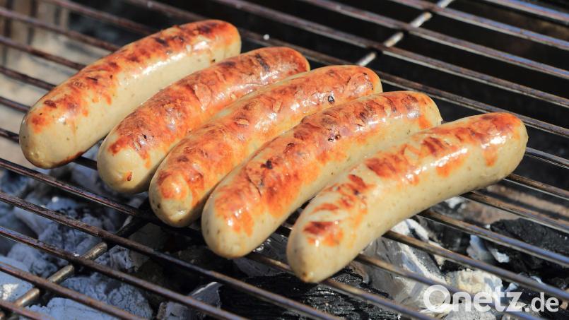 Bratwürste liegen auf einem Holzkohle-Grill. In Kümmersbruck wurde eine Grillbude aufgebrochen. Daraus wurden Wurst und Fleisch entwendet. Bild: 17.05.2019 13:05:00