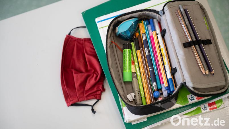 Die Schulsachen sind gepackt. An 17 Grund- und Mittelschulen im Landkreis Schwandorf befinden sich Klassen in Quarantäne. Symbolbild: Marijan Murat/dpa