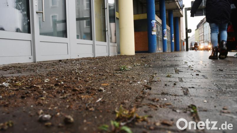 Ein mittlerweile gewohnter Anblick: Dreck auf dem Gehweg vor dem Josefshaus. Hier will die SPD einen Zaun aufstellen lassen. Bild: Gabi Schönberger