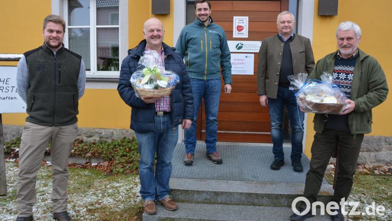 Der neue Forstwirtschaftsmeister Philipp Stock zusammen mit Alois Besold, Servicestellenleiter Matthias Fuchs, Forstbetriebsleiter Norbert Zintl und Siegfried Schwarzbauer (von links). Bild: jr