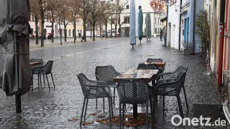 Links von der Rinne eine barrierefreie Achse und entlang der Hausfassaden ein knapp zwei Meter breiter Streifen mit Plattenbelag? Nur eine der Möglichkeiten, wie Barrierefreiheit in der Fußgängerzone künftig geschaffen werden könnte, ohne die Gastronomie und die Marktstände allzu sehr zu beschneiden. Bild: Gabi Schönberger