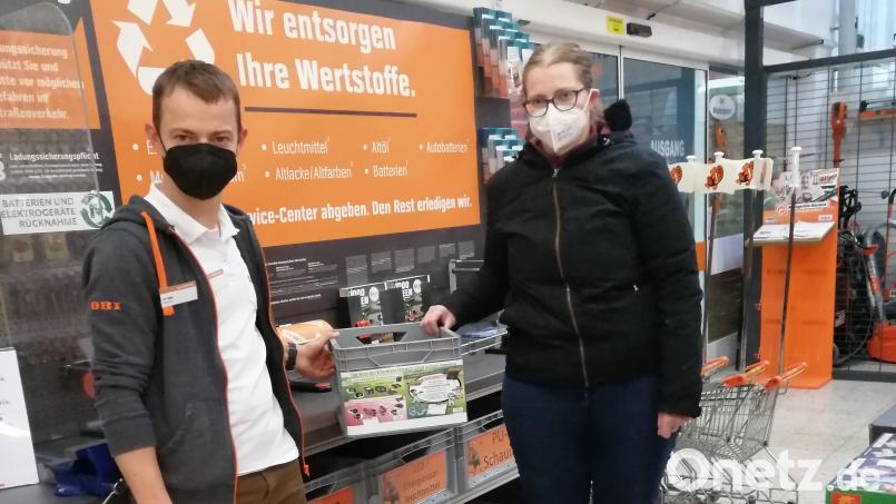 OBI-Marktleiter Stefan Rösl (links) erklärte sich spontan bereit, die Sammelstation für Wertstoffe im Eingangsbereich um eine Kiste für Druckerpatronen zu erweitern. Darauf ist bildlich dargestellt, vermerkt, welche Modelle gesammelt werden. Die Vorsitzende Heidi Oswald freut sich über diese neue Einnahmequelle für den Förderverein der Pestalozzischule. Bild: Heidi Oswald/exb