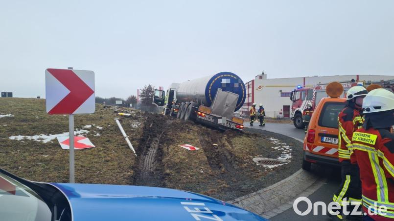 Ein Silozug kam direkt auf dem &quot;Hegele&quot;-Kreisverkehr zum Stehen. Bild: rw