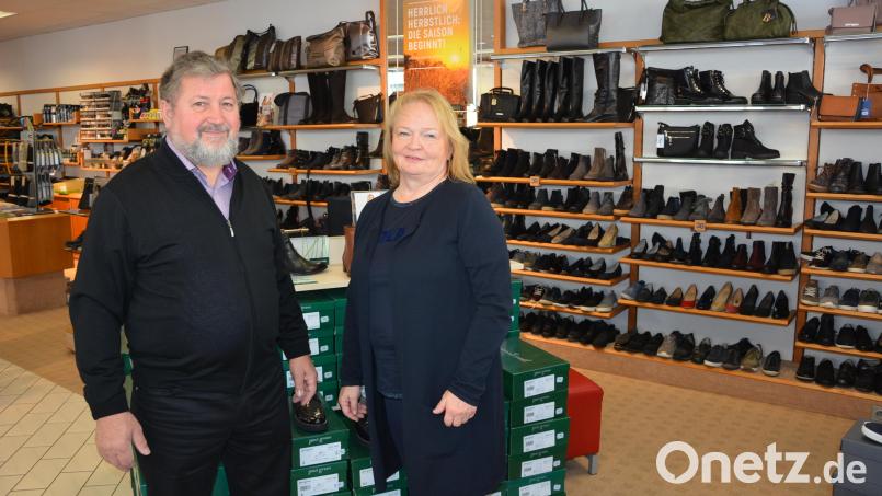 Wenn der Räumungsverkauf endet, ist das Schuhhaus Mörtl in Mitterteich Geschichte – nach über 73 Jahren. Inhaberin Christine Mörtl-Wurdack und ihr Ehemann Josef Wurdack schließen schweren Herzens. Bild: jr