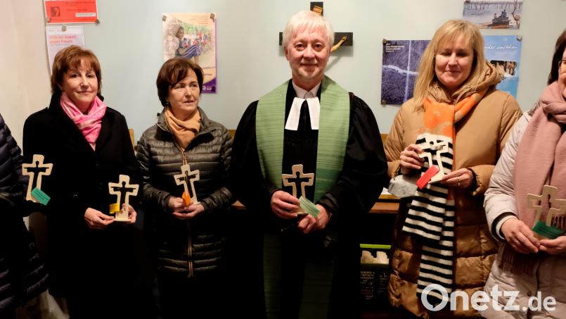 Ein großes Dankeschön sagte Pfarrer Wilfried Römischer allen freiwilligen Helfern in der Kirchengemeinde mit einem Präsent. Bild: le