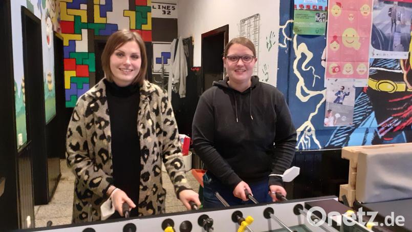 Noch sind sie allein: Die Leiterin der &quot;Hängematte&quot;, Jessica Graf (rechts), und ihre Mitarbeiterin Sandra Konopek testen den Kicker. Bild: hka