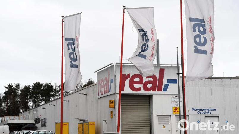 Es sind stürmische Zeiten beim Discounter Real. Mit der Übernahme durch eine Essener Unternehmerfamilie ist aber klar: Der Markt in Weiden bleibt, Entlassungen sind wohl vom Tisch. Bild: Gabi Schönberger