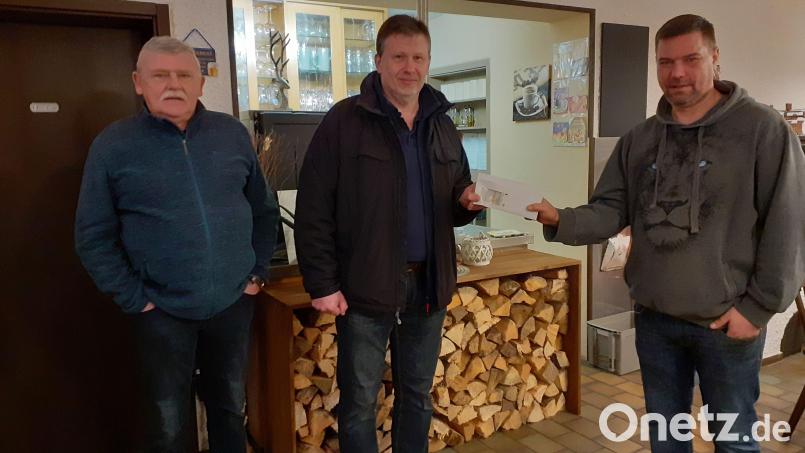 Die Christbaumversteigerung macht&#039;s möglich: Für die Kleingartenanlage an der Vils überreichen Willi Bauer (links) und Michael Sofic (rechts) 350 Euro an Marco Kind für die Selbsthilfegruppe krebskranker Kinder. Bild: Monika Worofsky/exb