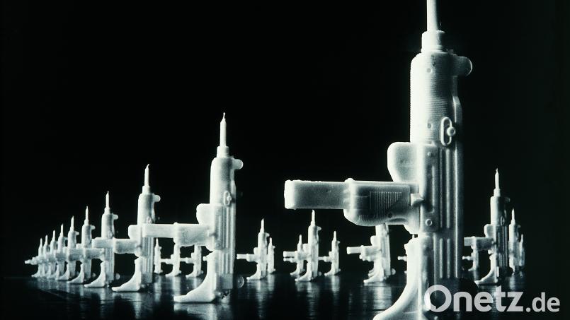 Die Schnellfeuerwaffen aus Wachs waren unter den ersten Exponaten des Ausstellungszyklus „Die Herde“. Bild: xlt DIE HERDE/exb