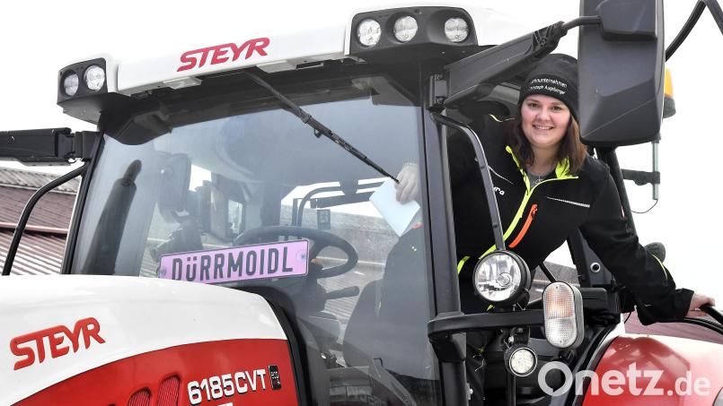Laura Dürr (20) aus Thanheim bei Ensdorf (Landkreis Amberg-Sulzbach) hat auf ihrem TikTok-Kanal über das Thema Landwirtschaft mehr als 100 000 Follower. Bild: Petra Hartl