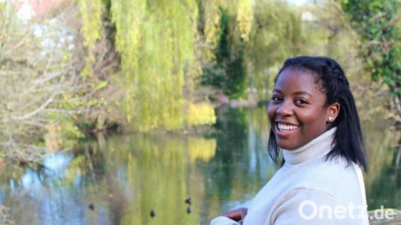 Jésula Thomas an einem ihrer Lieblingsplätze im Erdinger Stadtpark. Die 21-Jährige wohnt zeitweise auch in der oberbayerischen Stadt und spielt neben der HG Amberg auch für die SpVgg Altenerding Handball. Bild: Felix Wilde/exb
