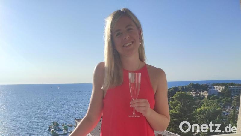 Sonne, Meer – und ein Glas Sekt: Corina Schießl an ihrem 25. Geburtstag im Urlaub in Porec/Kroatien. Archivbild: Tamara Böhm/privat