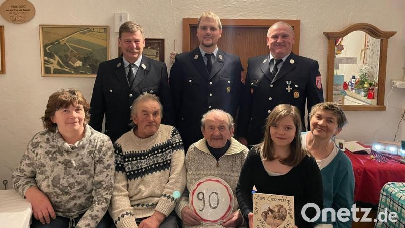 Michael Pösl freute sich über die Glückwünsche von Sohn Michael und den Töchtern Monika (links) und Anne sowie über den Besuch der Feuerwehr Kühried mit Alois Wilhelm (von links), Manuel Ach und Manfred Wagner. Bild: Alois Wilhelm/exb