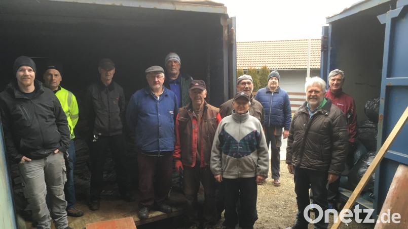 Kolping-Vorsitzender Siggi Schorner (Vierter von rechts) und sein Helferteam leeren die Altkleider- und Altpapiersammelstelle. Gut fünf Tonnen Altpapier und sieben Tonnen Altkleider hieven sie auf den Lkw. Bild: u