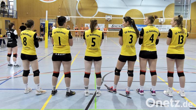 Die Volleyballerinnen des SV Hahnbach vor dem ersten Aufschlag. Am Sonntag steht das Heimspiel gegen den FC Kleinaitingen auf dem Programm. Archivbild: Hubert Ziegler