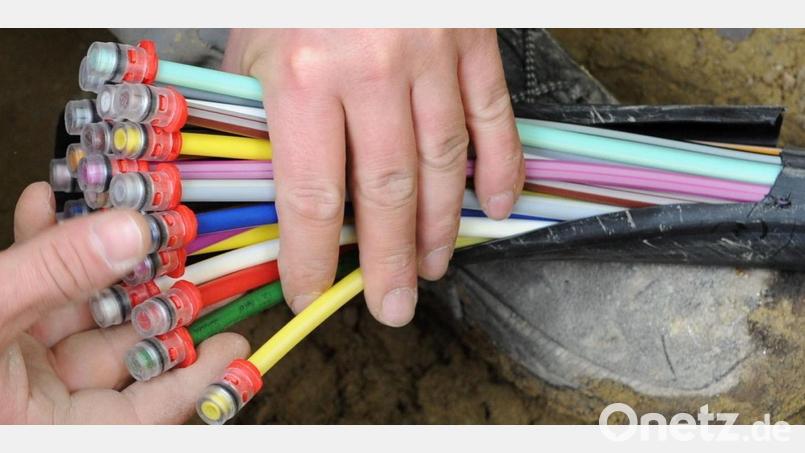 Leonet investiert in Nabburg in den Ausbau des Glasfasernetzes. Symbolbild: Peter Kneffel/dpa