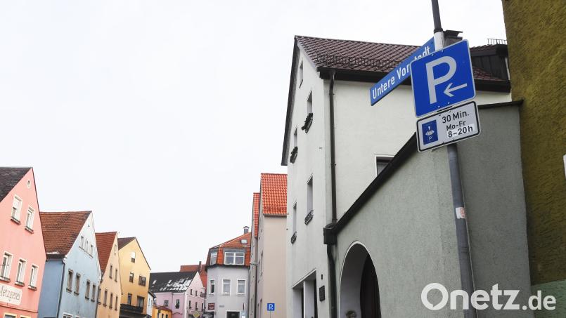 An manchen Stellen in Neustadt darf man wie hier in der Unteren Vorstadt sein Auto 30 Minuten abstellen, auf anderen Parkplätzen sind es 2 Stunden. Die Stadt versucht sich seit Jahren an den jeweiligen Bedürfnissen zu orientieren. Das sorgt stetig für Diskussionsstoff. Bild: Gabi Schönberger