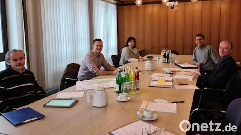 Die Erschließung des Baugebiets Feil besprechen (von links) Ingenieur Rainer Rubenbauer, Bürgermeister Roman Berr, Kerstin Brüning (VG Neukirchen), Johannes Schraml (KfB) und Freddy Leberkern (KfB). Bild: Gemeinde Etzelwang/exb