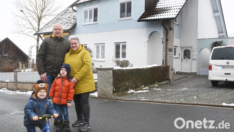 Eva-Maria Fritsch vor ihrem Elternhaus. Gemeinsam mit Ehemann Dominik möchte sie den Bau erweitern und sanieren, so dass für Oskar (links), Theo und ihr neues Geschwisterchen mehr Platz vorhanden ist. Nach der KfW-Entscheidung müssen nicht nur Fritschs neu rechnen. Bild: Gabi Schönberger