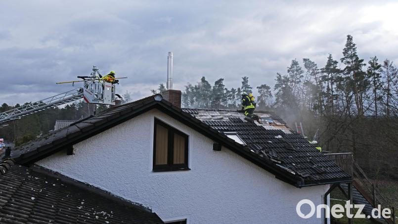 Das Feuer in dem Wohnhaus hatte schnell den Dachstuhl erfasst und wurde auch von einer Drehleiter aus bekämpft. Bild: twi