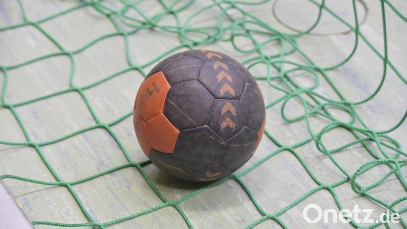 Ein Handball liegt im Tornetz. Im ersten Spiel des Jahres hat die SG Auerbach/Pegnitz die dritte Mannschaft des TV Erlangen-Bruck zu Gast, Symbolbild: Hubert Ziegler