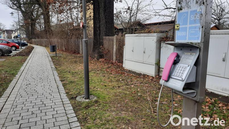 Die Tage des öffentlichen Telefons an der Ecke Hauptstraße/Weidener Straße sind gezählt. Im Frühjahr soll die Sprechstelle unter freiem Himmel abgebaut werden. Bild: bey
